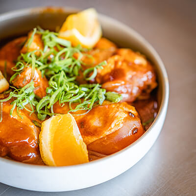 bereiding Kippenblokjes in de wok met zoetzure saus